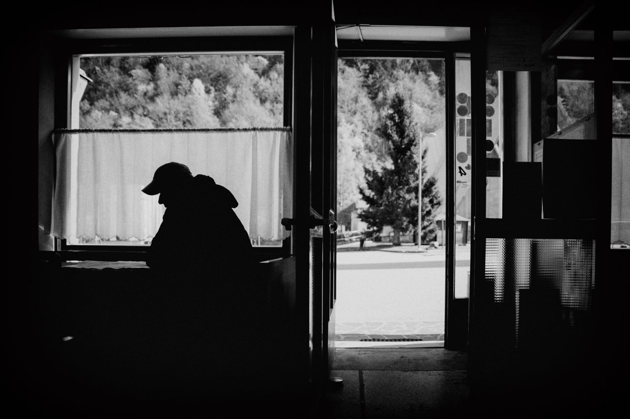 černobílá fotografie, silueta muže v okně