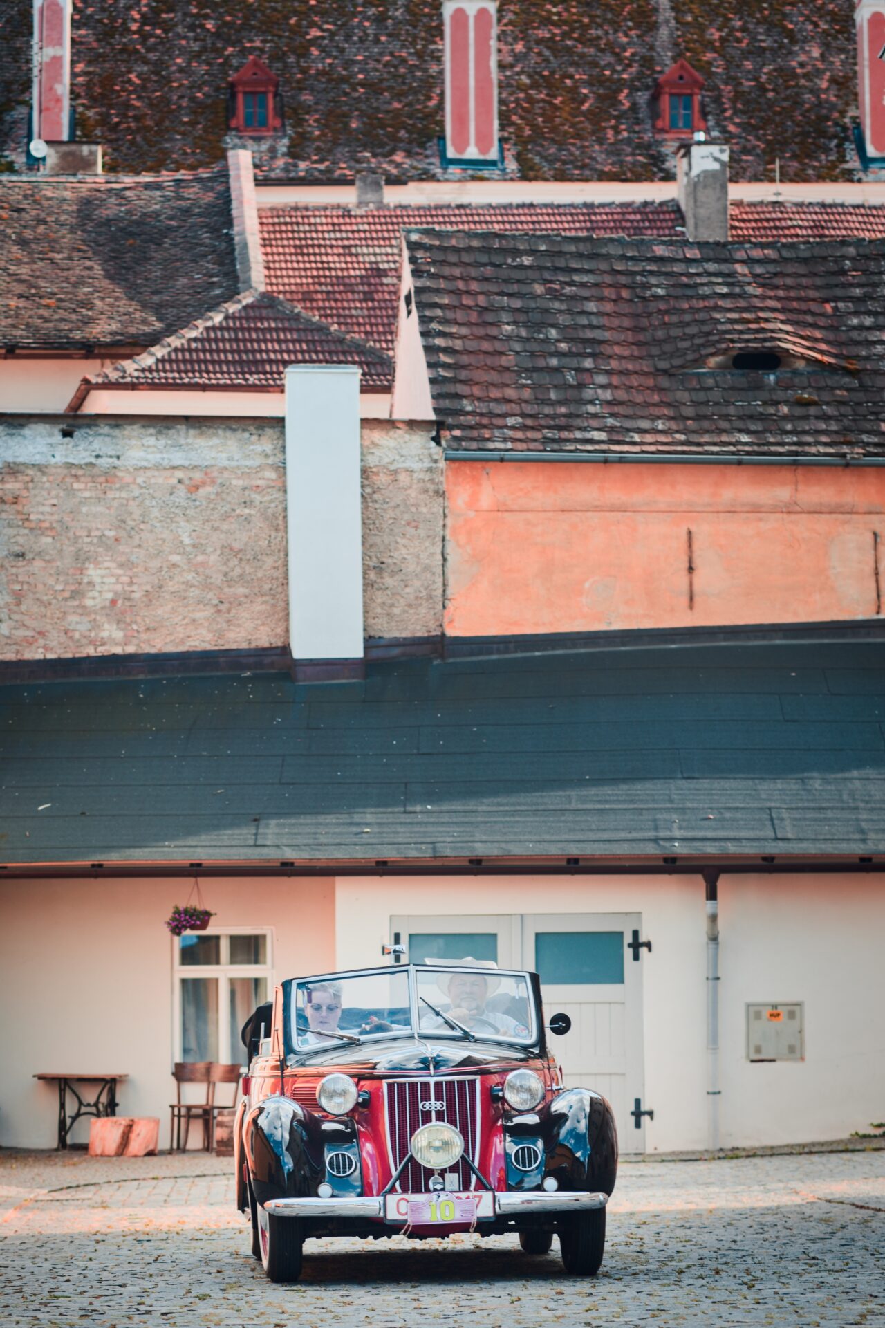 jak fotografovat auta, Opočenské střechy. Pozadí na fotografii hraje důležitou roli.