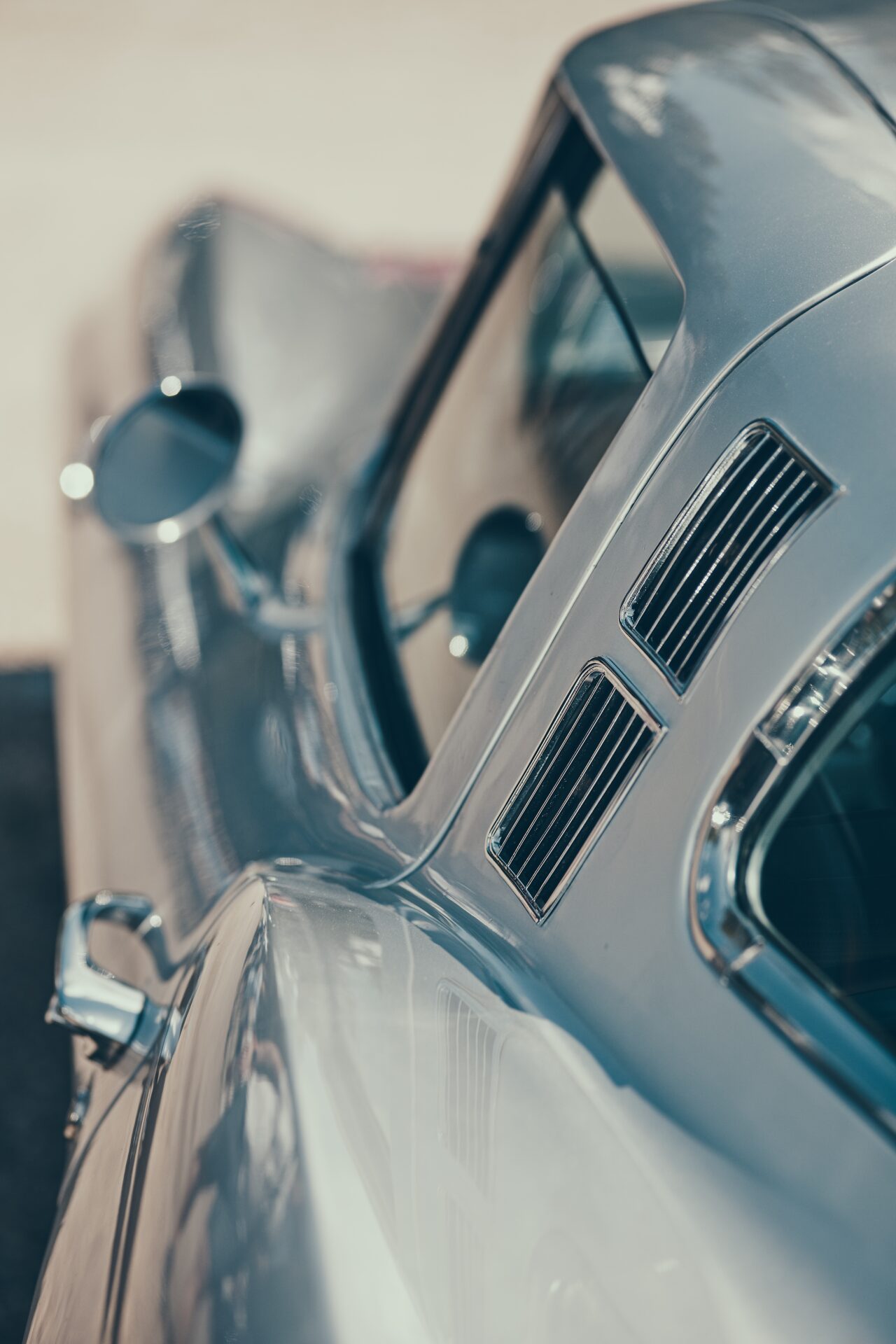 jak fotografovat auta, Detail ventilačních mřížek Chevrolet Corvette C2, malá hloubka ostrosti vypíchne to podstatné.