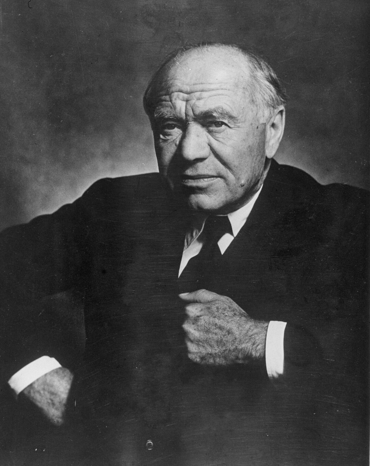 Jak v praxi využít Rembrandtův šerosvit, Yousuf Karsh. Lord Beaverbrook. (1947)