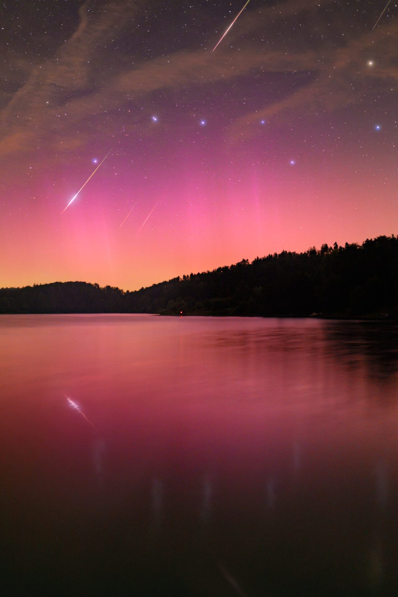 Rozhovor Petr Horálek, astrofotografie, Polární záře nad zrcadlovou hladinou Sečské přehrady, Perseidy